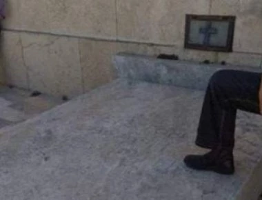«Χαμός» με συνδικαλιστή που έπαιζε κομπολόι στο μνημείο του Αγνώστου Στρατιώτη - «Οργιάζει» το διαδίκτυο (φωτό)
